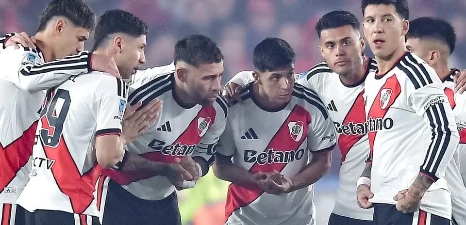 Jugadores de River Plate en formación táctica