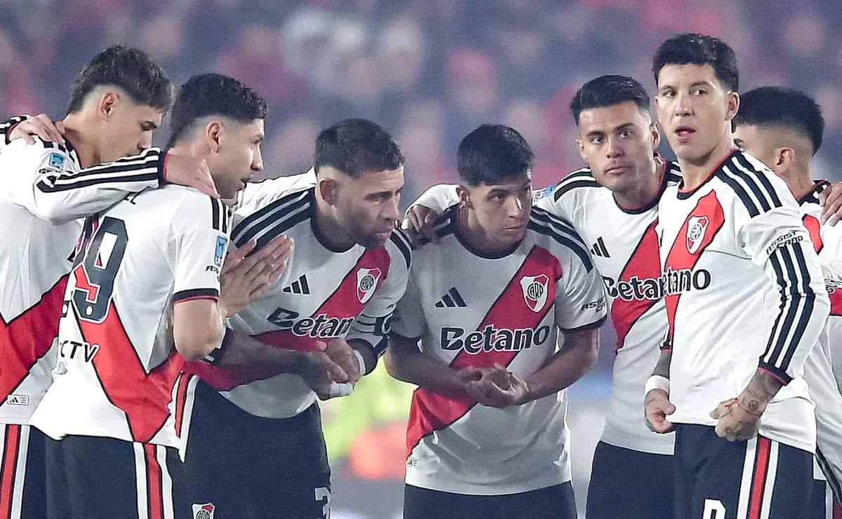 Jugadores de River Plate en formación táctica