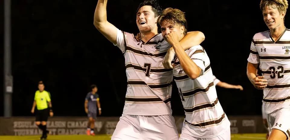 Jugadores celebrando un gol en el campo
