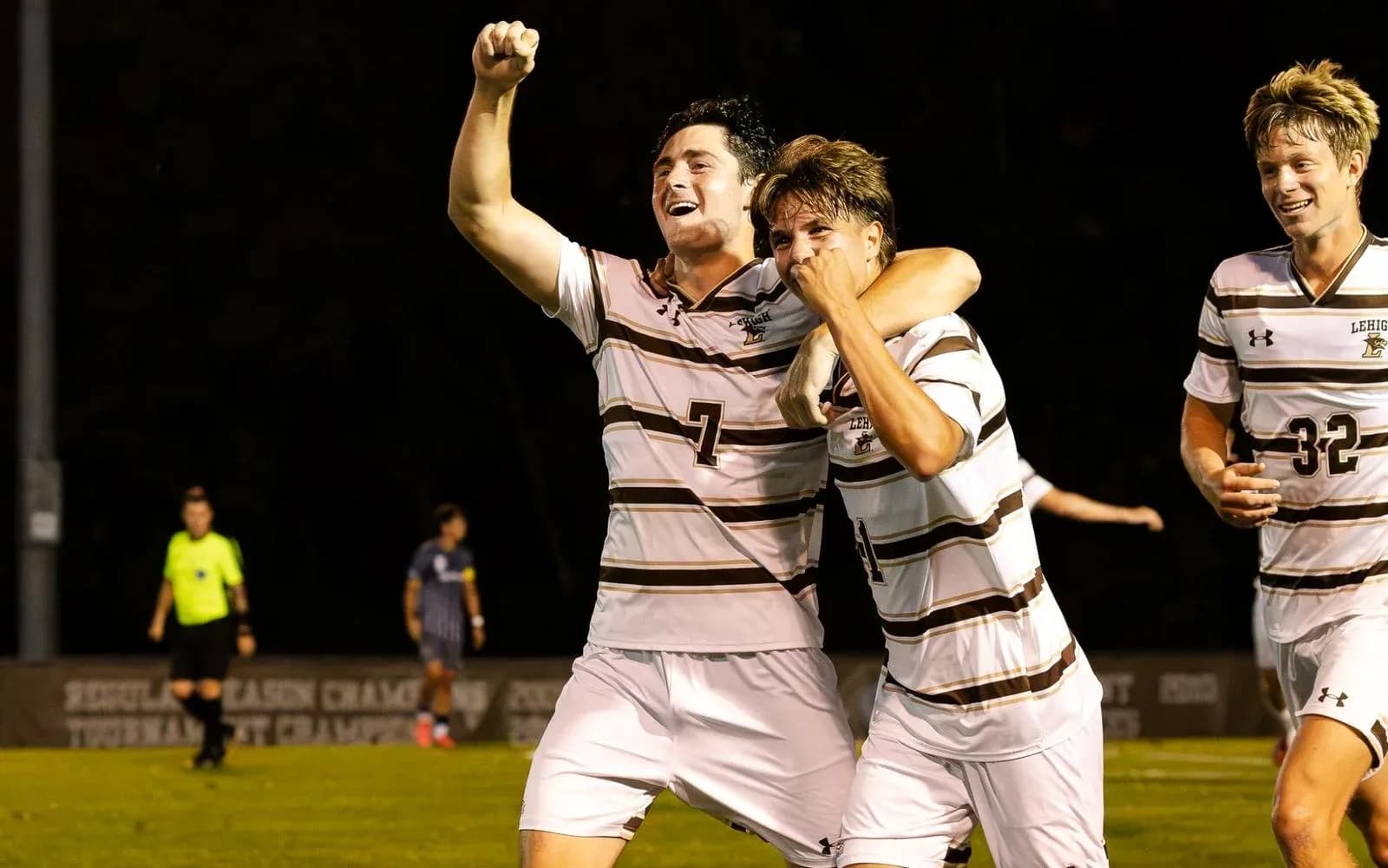 Jugadores celebrando un gol en el campo
