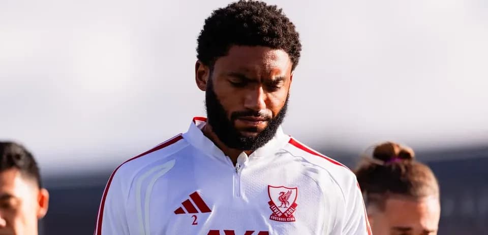 Jugador de Liverpool FC en acción de calentamiento
