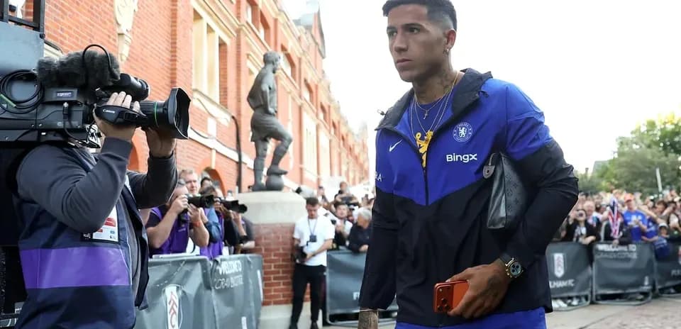 Jugador de Chelsea llegando al estadio rodeado de fotógrafos