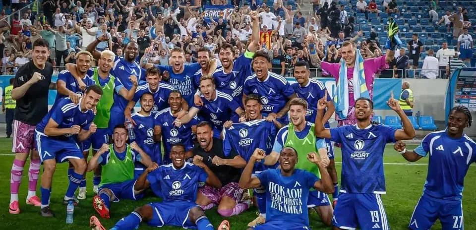 Equipo de Levski Sofia celebrando en el campo