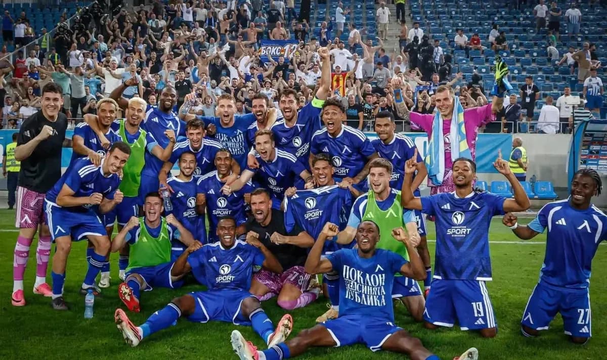 Equipo de Levski Sofia celebrando en el campo