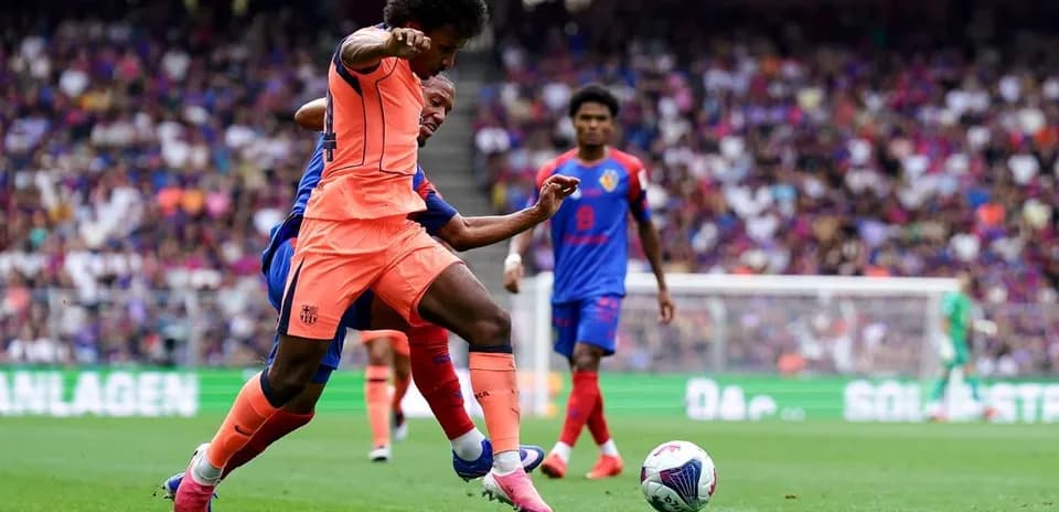 Jugadores disputando el balón en un partido de fútbol
