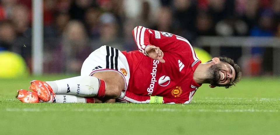 Jugador de Manchester United en el suelo tras lesión