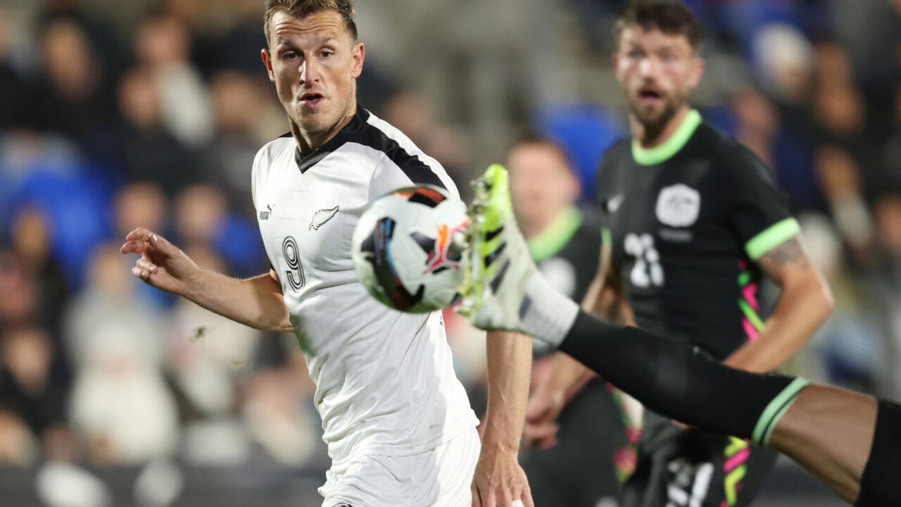Jugador de Nueva Zelanda evadiendo un balón en el partido
