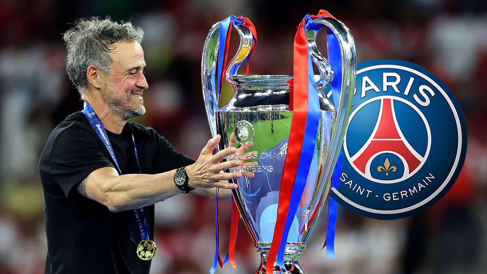 Entrenador levantando trofeo de la Champions League