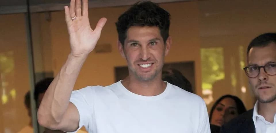 Jugador saludando al salir de una conferencia