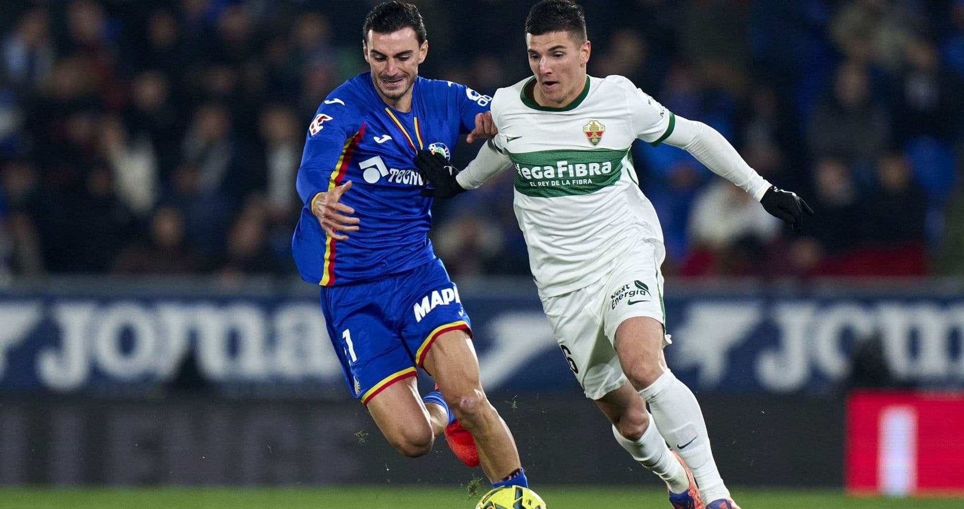 Jugadores de Elche y Getafe luchando por el balón