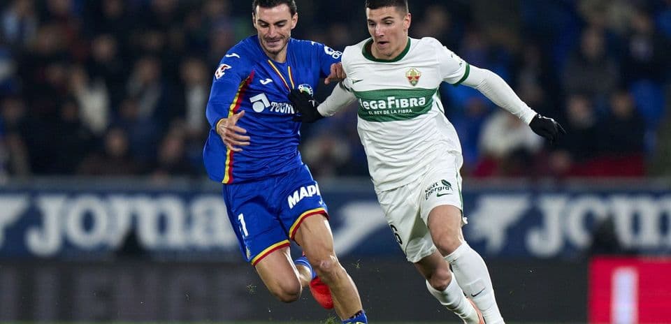 Jugadores de Elche y Getafe luchando por el balón