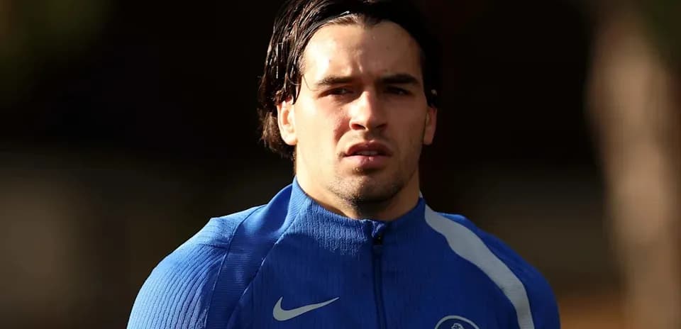 Jugador entrenando en camiseta azul del Chelsea