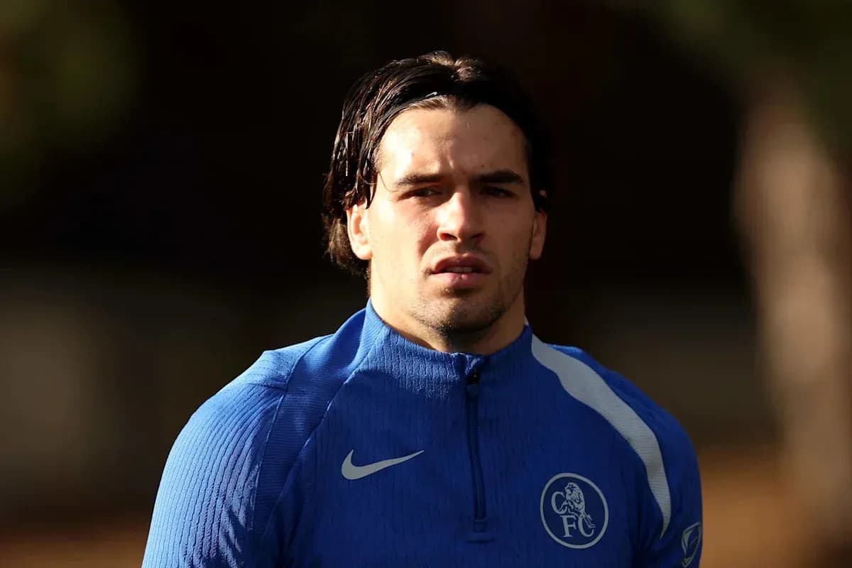 Jugador entrenando en camiseta azul del Chelsea