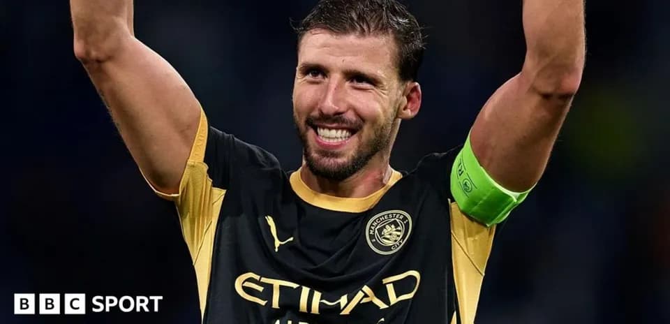 Jugador de fútbol levantando los brazos en celebración