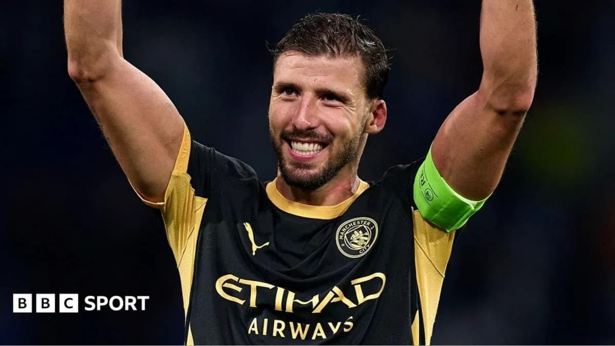 Jugador de fútbol levantando los brazos en celebración