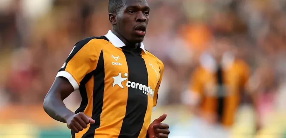 Jugador corriendo con camiseta de rayas negro y amarillo