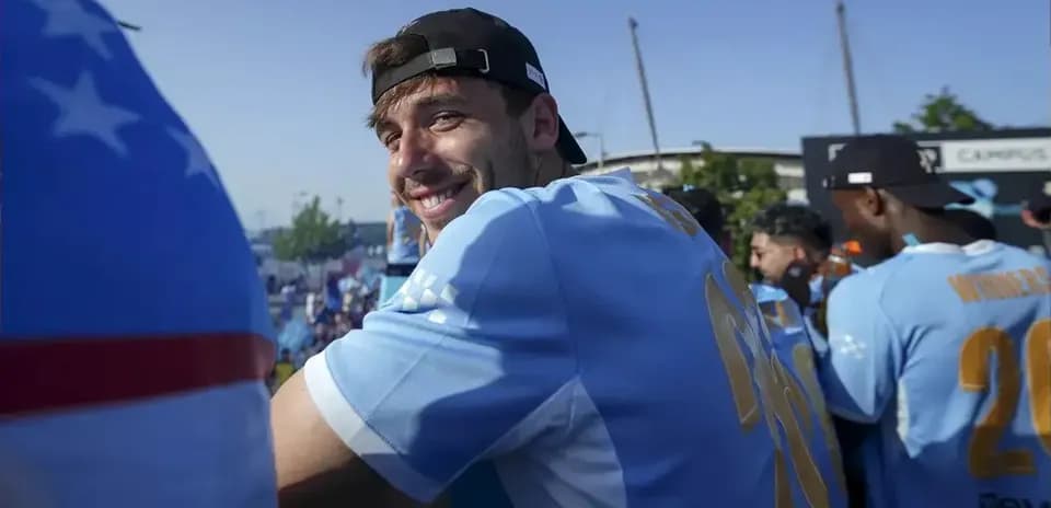 Jugador sonriente en evento deportivo con equipo