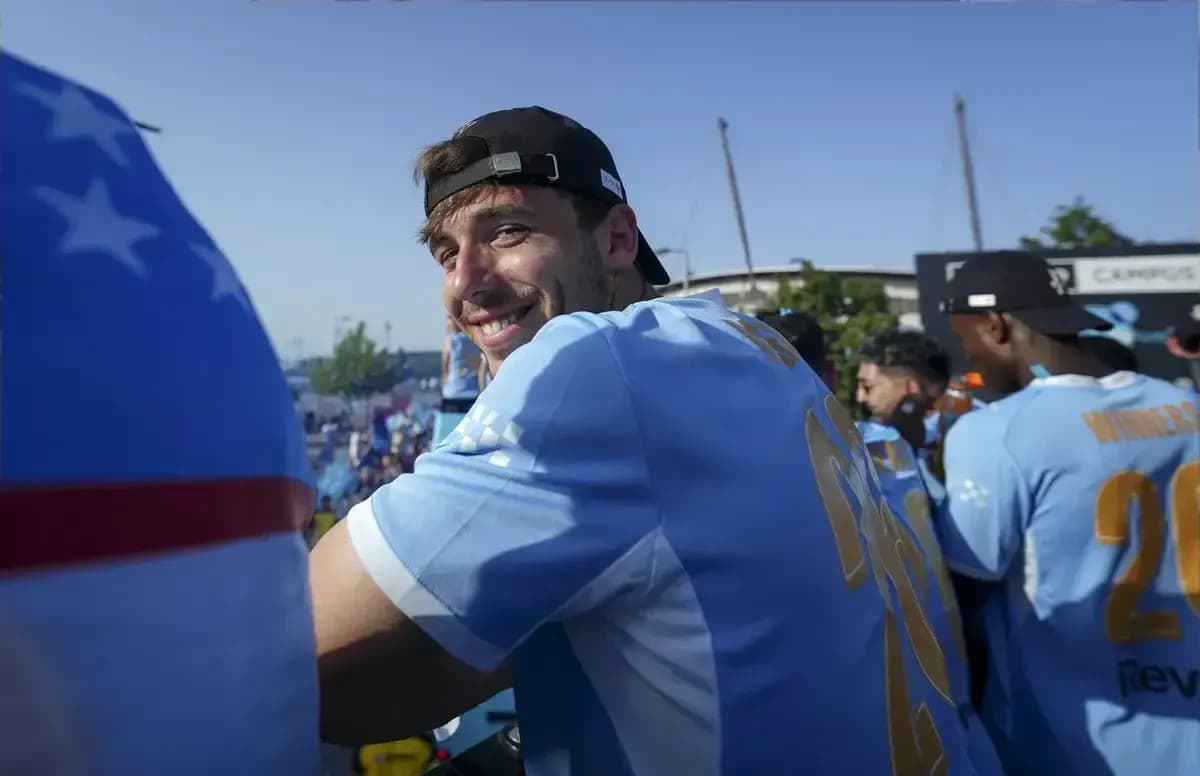 Jugador sonriente en evento deportivo con equipo