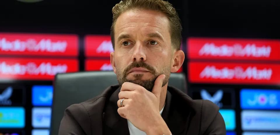 Entrenador en conferencia de prensa reflexionando