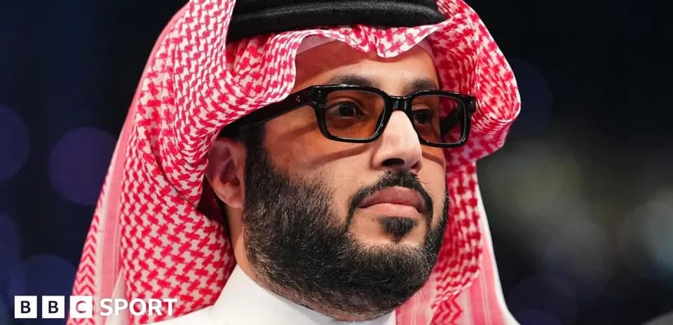 Hombre con gafas y tradicional atuendo árabe en evento