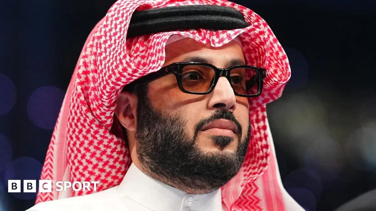 Hombre con gafas y tradicional atuendo árabe en evento