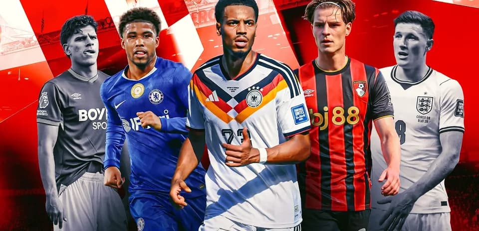 Cinco jugadores de fútbol en diferentes camisetas
