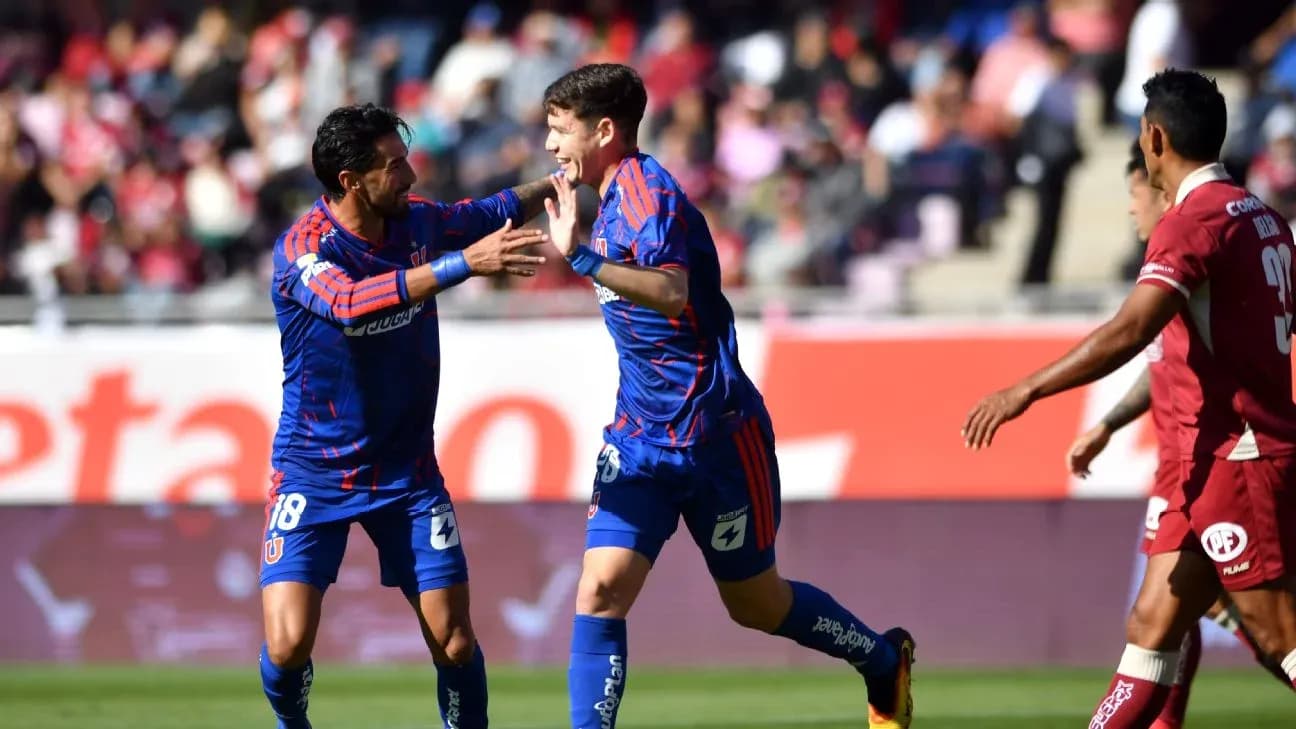 Jugadores de Universidad de Chile celebrando un gol
