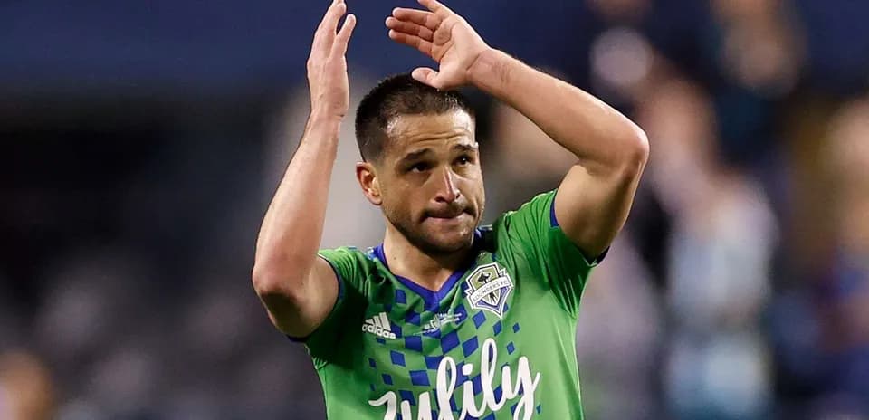 Jugador del Seattle Sounders aplaudiendo