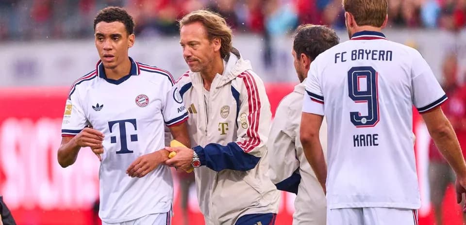 Jugadores de Bayern Múnich en la banda durante partido