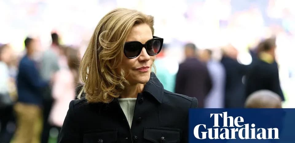 Persona con gafas oscuras en evento deportivo