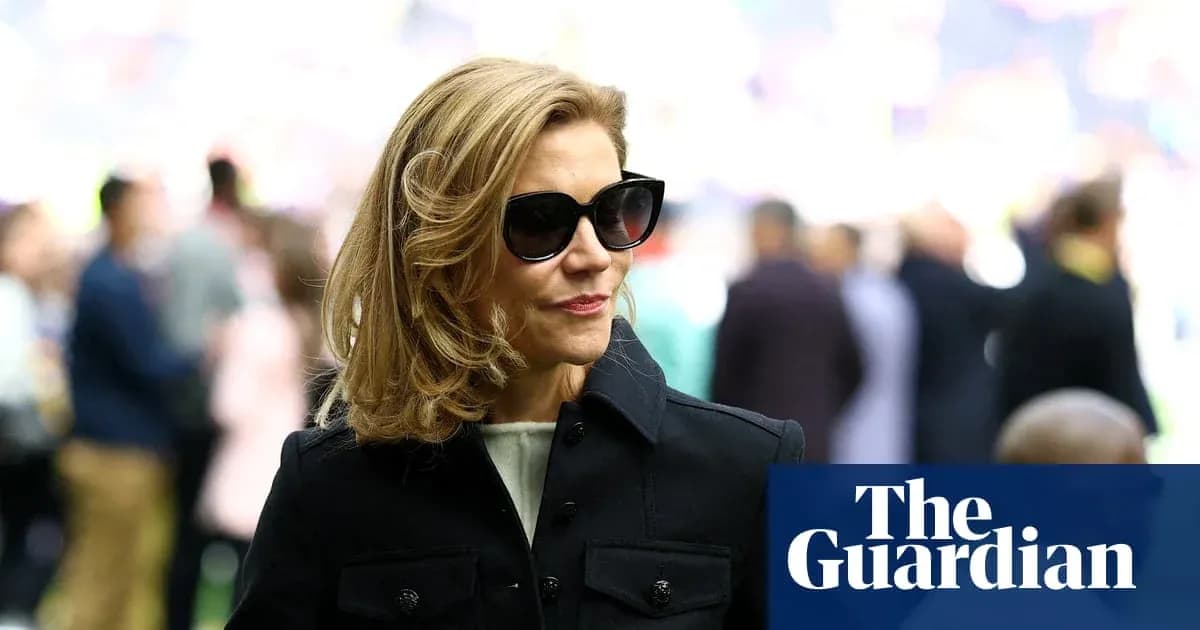Persona con gafas oscuras en evento deportivo