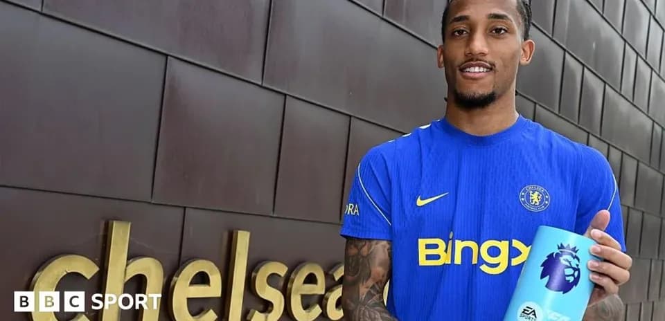 Jugador de Chelsea sosteniendo premio de la Premier League