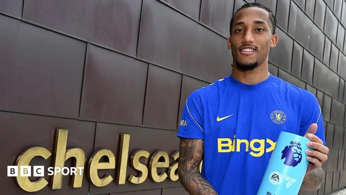 Jugador de Chelsea sosteniendo premio de la Premier League