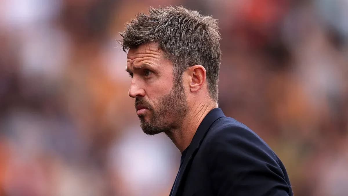 Entrenador observando el partido desde la banda