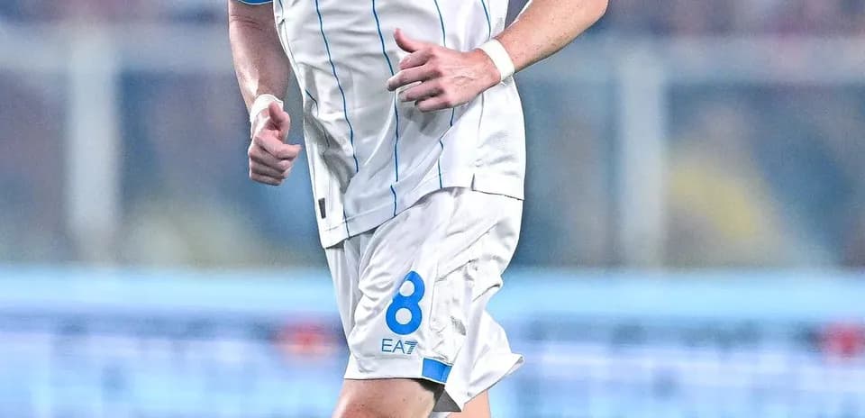 Jugador de Napoli corriendo durante el partido