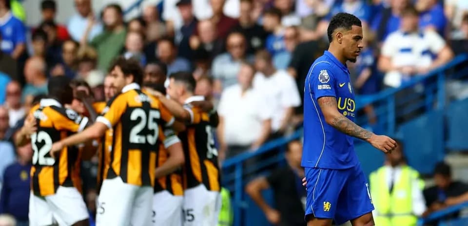 Jugador de Chelsea caminando mientras equipo rival celebra gol