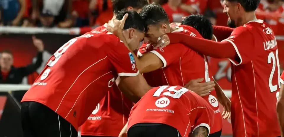 Jugadores de Independiente celebrando un gol
