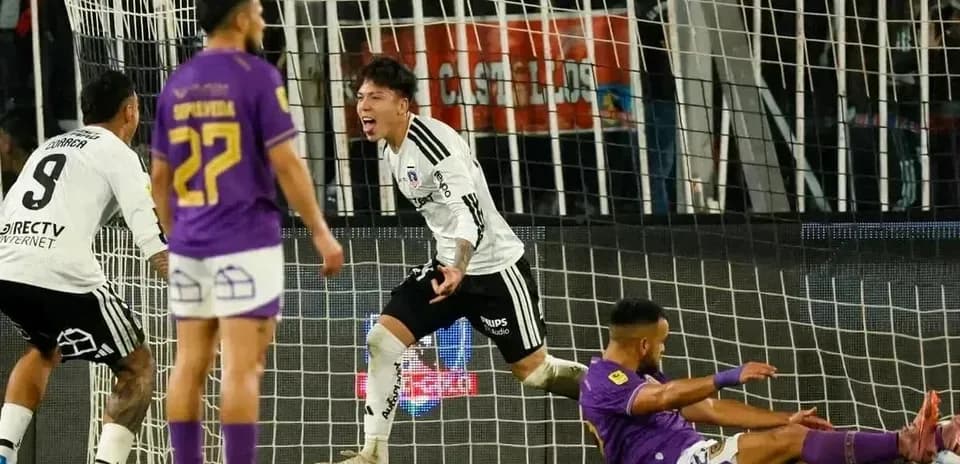 Jugador de Colo Colo celebra un gol