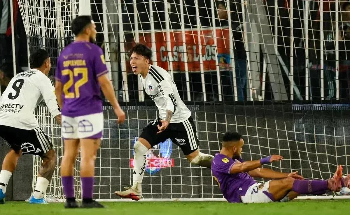 Jugador de Colo Colo celebra un gol