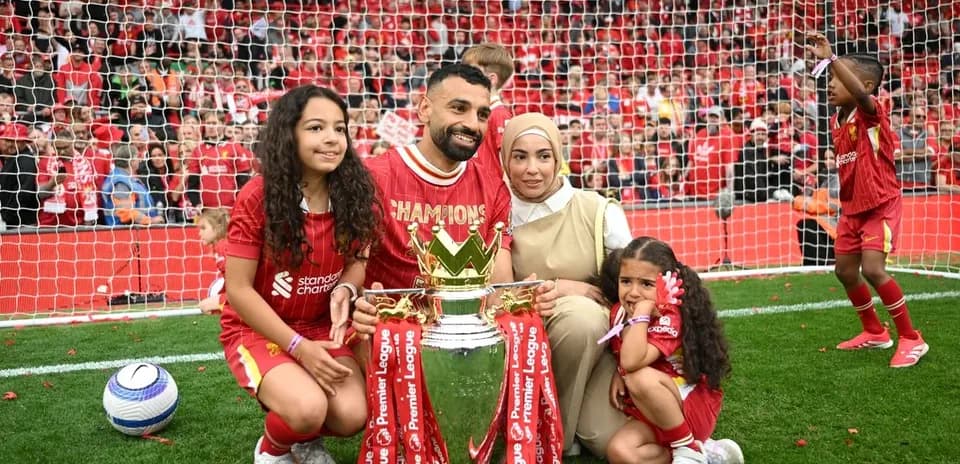 Jugador con familia celebrando título en el campo