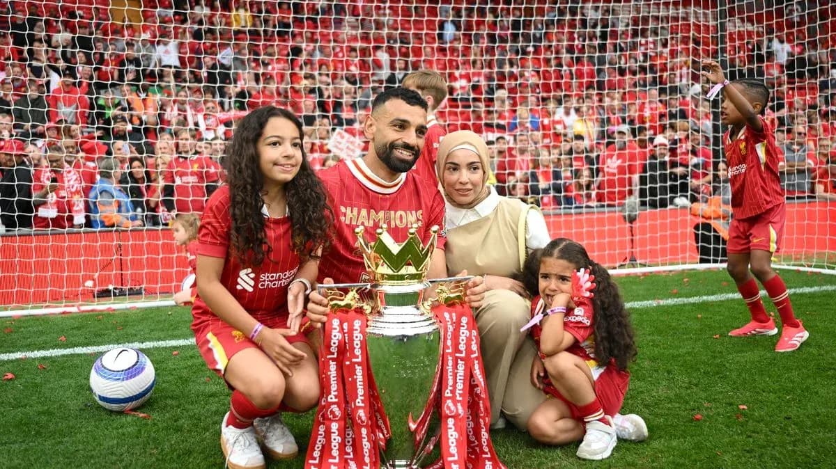 Jugador con familia celebrando título en el campo