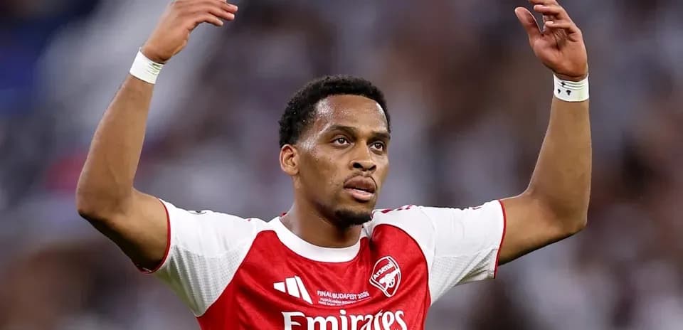 Jugador de Arsenal levantando las manos durante el partido