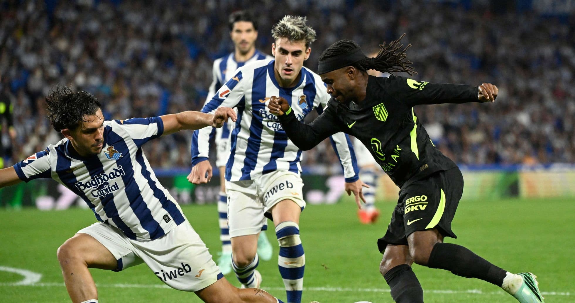 Jugadores de Real Sociedad y Atlético de Madrid en acción