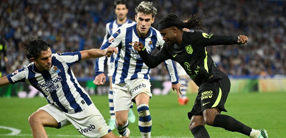 Jugadores de Real Sociedad y Atlético de Madrid en acción