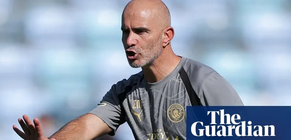 Entrenador dando instrucciones en sesión de entrenamiento