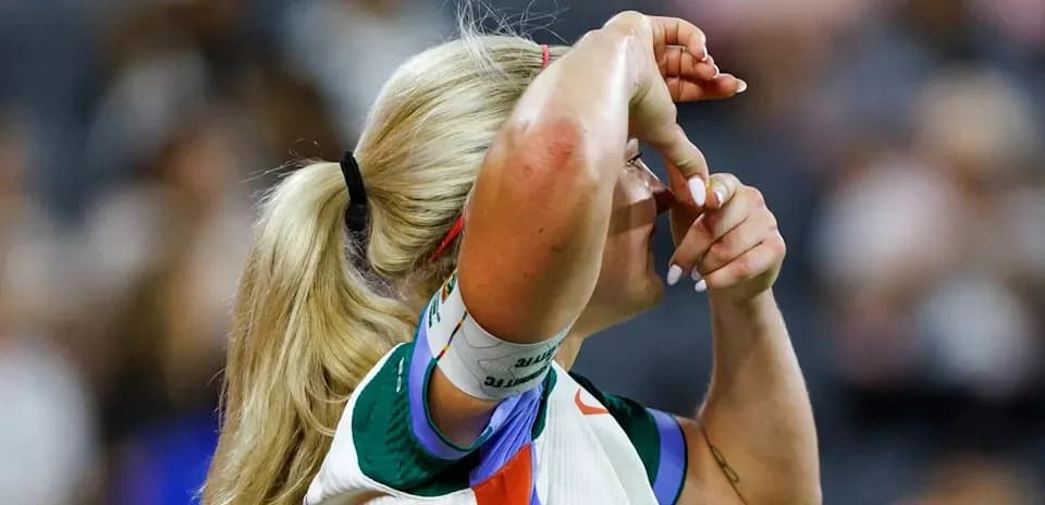 Jugadora de tenis ajustando su cinta en la frente