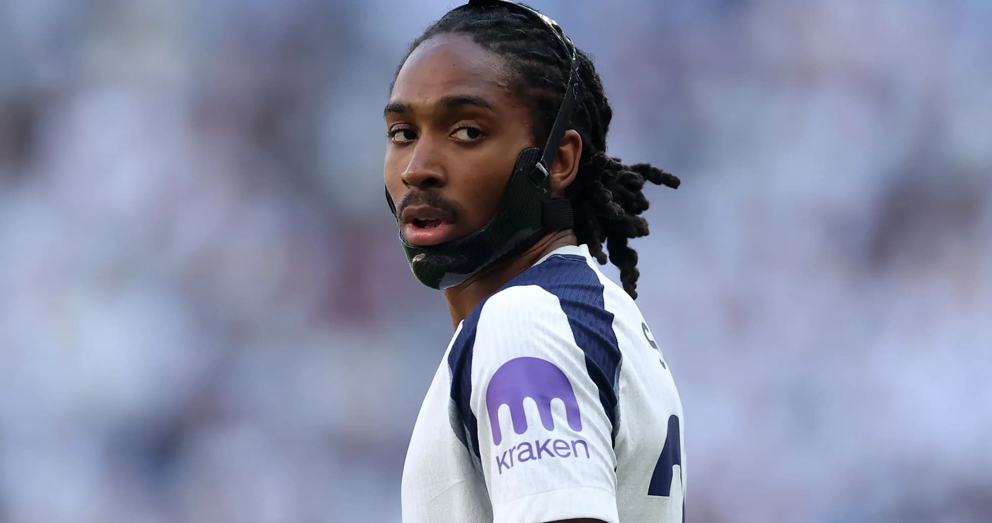 Jugador con máscara en campo durante el partido