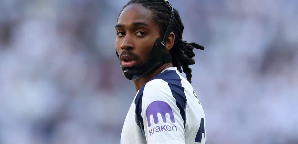 Jugador con máscara en campo durante el partido