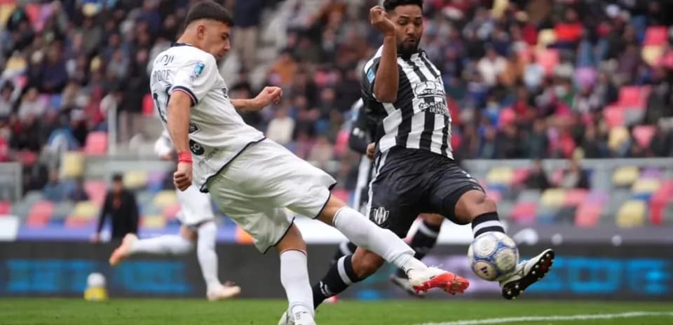 Jugadores en acción durante el partido de fútbol