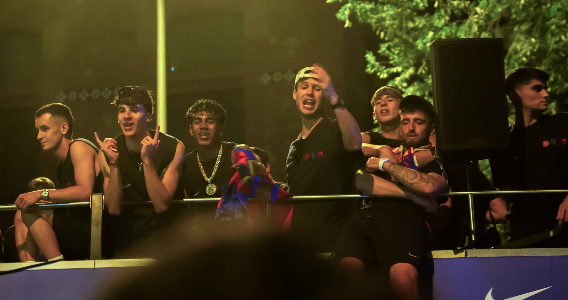 Grupo de jóvenes celebrando en un evento deportivo